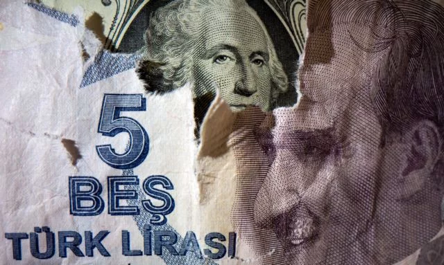 Η κεντρική τράπεζα της Τουρκίας απαγορεύει την «εξαγωγή» δολαρίων