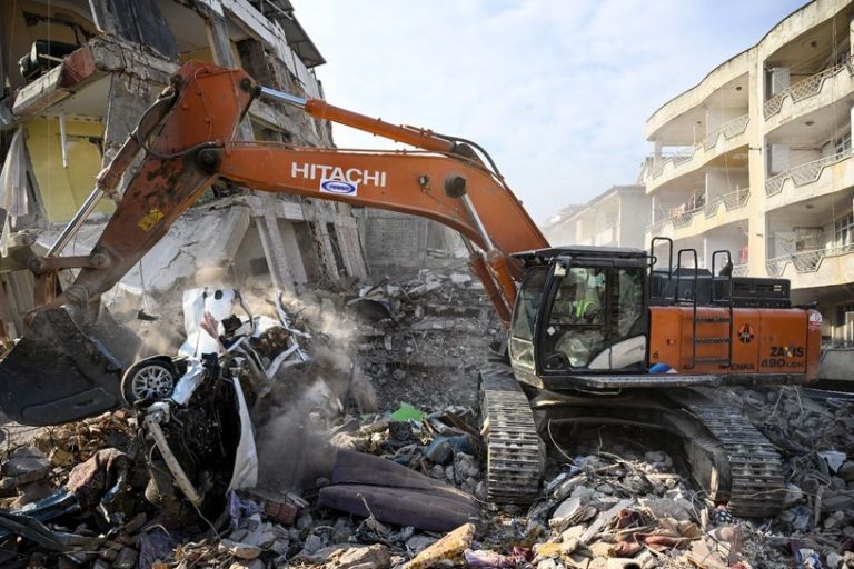 Σεισμός στην Τουρκία: Σκοτώνουν ζωντανούς κάτω από τα ερείπια - «Εβαλαν βαριά μηχανήματα» | tanea.gr