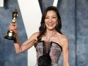 Michelle Yeoh: Όσα δεν ξέρατε για το φετινό φαβορί των Όσκαρ