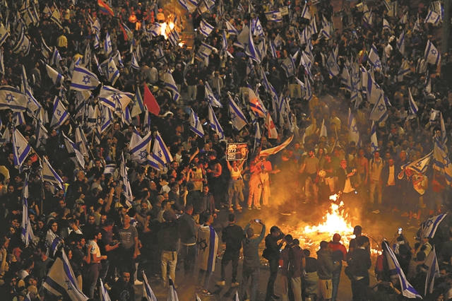 Παγώνει τη μεταρρύθμιση για μερικές εβδομάδες