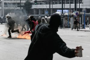 Επεισόδια στο Σύνταγμα: Βροχή οι μολότοφ παρά τις πιο αυστηρές ποινές