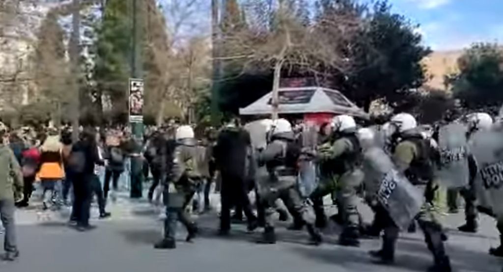 Βίντεο-ντοκουμέντο του ΣΥΡΙΖΑ με ΜΑΤ να επιτίθενται απρόκλητα σε διαδηλωτές