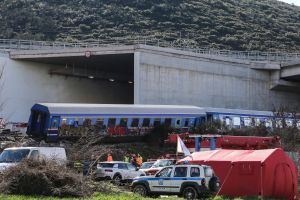 Στην ανακρίτρια Λάρισας δύο συγγενείς θυμάτων που σκοτώθηκαν στα Τέμπη