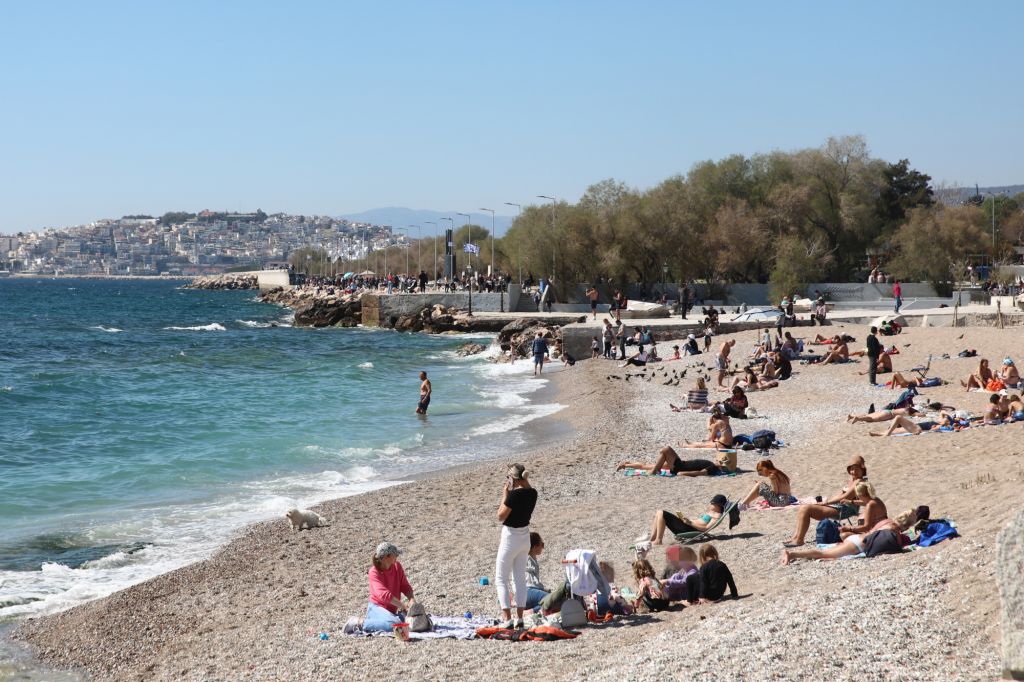 «Μύρισε» καλοκαίρι στην Αττική – Ξεχύθηκαν στις παραλίες οι Αθηναίοι