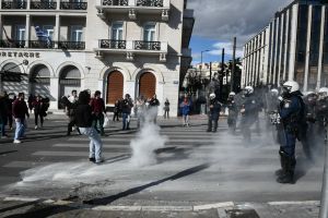 ΕΛ.ΑΣ: Η ανακοίνωση για τα επεισόδια στο Σύνταγμα – Τραυματίστηκαν 7 αστυνομικοί