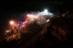 «Άγνωστο» το ξεκίνημα της φωτιάς στα Τέμπη
