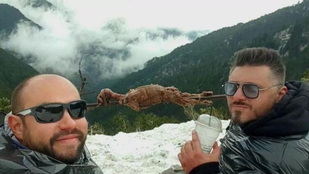 Πάσχα: Δύο φίλοι από την Πάτρα σούβλισαν αρνί στον χιονισμένο Ολυμπο