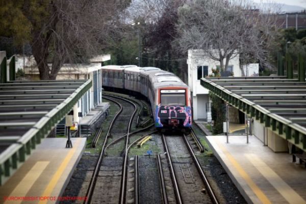 Επεσε στις γραμμές Ηλεκτρικού στον Άγιο Νικόλαο