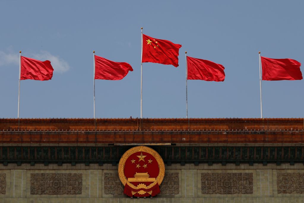 Ανασκευάζει το Πεκίνο, αλλά χωρίς να πείθει