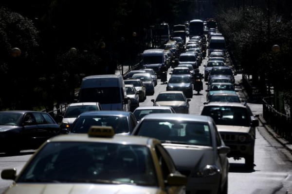 Κομφούζιο στην Εθνική Οδό Αθηνών – Λαμίας λόγω τροχαίου