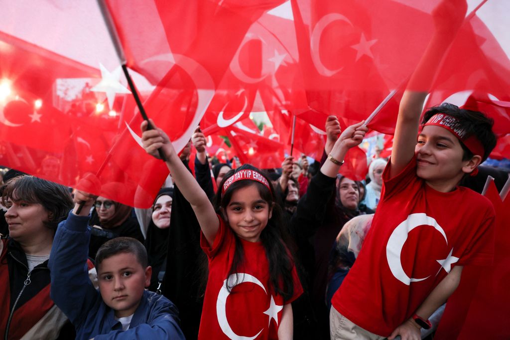 Η «καυτή πατάτα» της οικονομίας καίει εξίσου Ερντογάν και Κιλιτσντάρογλου