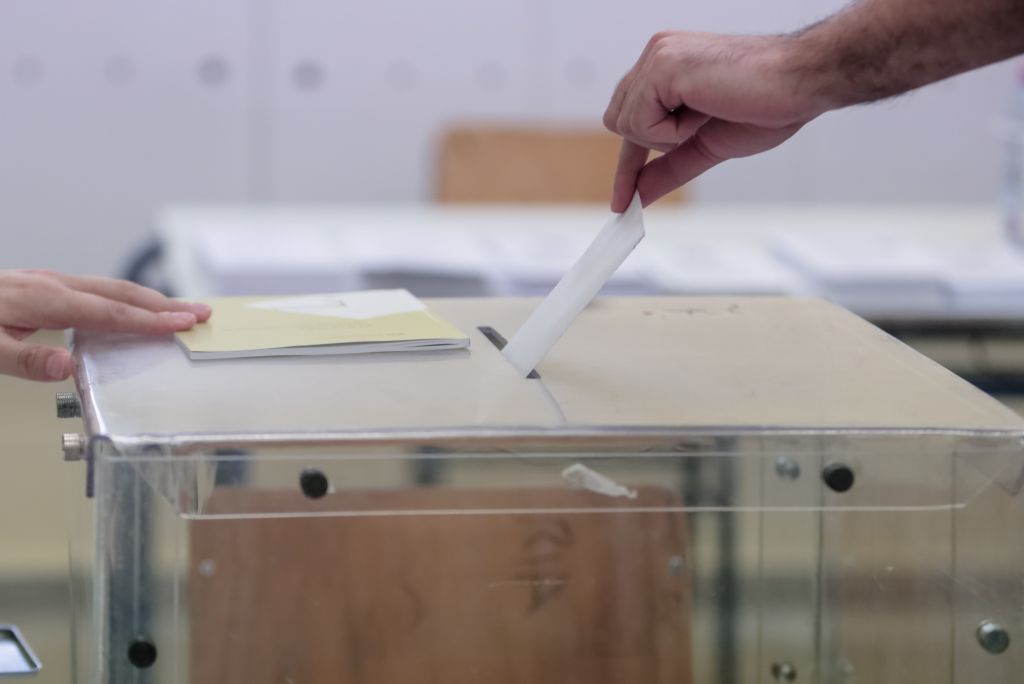 Εκλογές 2023: Πάνω από είκοσι μονάδες η διαφορά ΝΔ – ΣΥΡΙΖΑ – Η ώρα των διερευνητικών εντολών