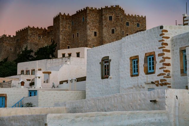 «Le Figaro»: Η Πάτμος στα ομορφότερα ελληνικά νησιά για να επισκεφτεί κάποιος