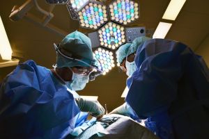 Τι λέει ο καρδιοχειρουργός που καταγγέλλεται για τους θανάτους 15 παιδιών