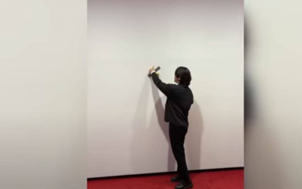 «Πεινασμένος» σπουδαστής έφαγε «μπανάνα-έργο τέχνης» αξίας 120.000 δολαρίων