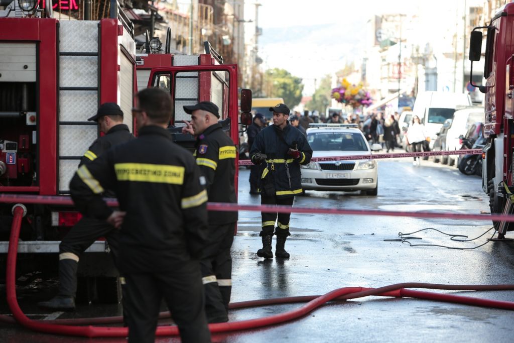 Φωτιά σε κτίριο στον Πειραιά – Μεγάλη κινητοποίηση της πυροσβεστικής