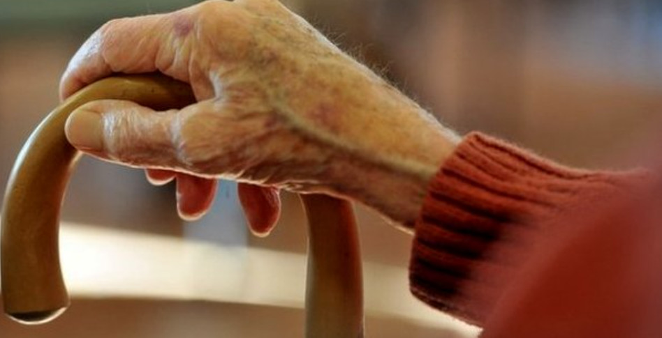 Γυναίκα 86 χρονών περιμένει εδώ και δύο ημέρες το ασθενοφόρο με το εξιτήριο στο χέρι