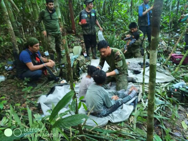 Εξαντλημένα αλλά «χαρούμενα» τα 4 παιδιά που επιβίωσαν 40 μέρες στη ζούγκλα