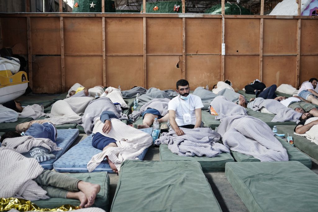 Συγκλονίζουν οι εικόνες από τους διασωθέντες μετανάστες