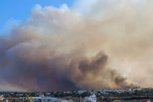 Παραδομένη στις φλόγες για ένατη μέρα η Ρόδος – Απειλούνται οικισμοί
