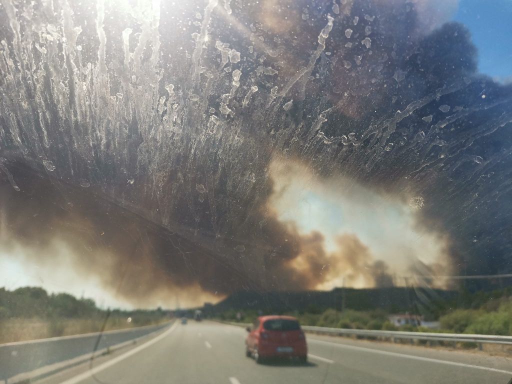 Έκλεισε η Εθνική Οδός Αθηνών – Κορίνθου – Μεγάλη φωτιά στο Λουτράκι