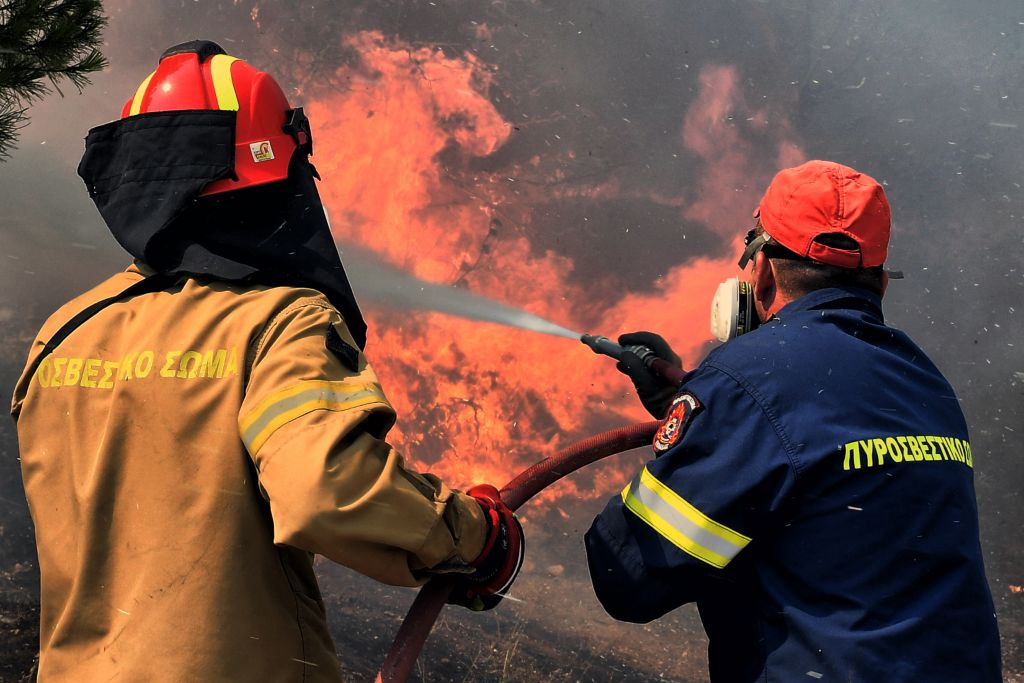 Φωτιά στο Λουτράκι: Εκκενώθηκαν οικισμοί – Φόβος για τα διυλιστήρια