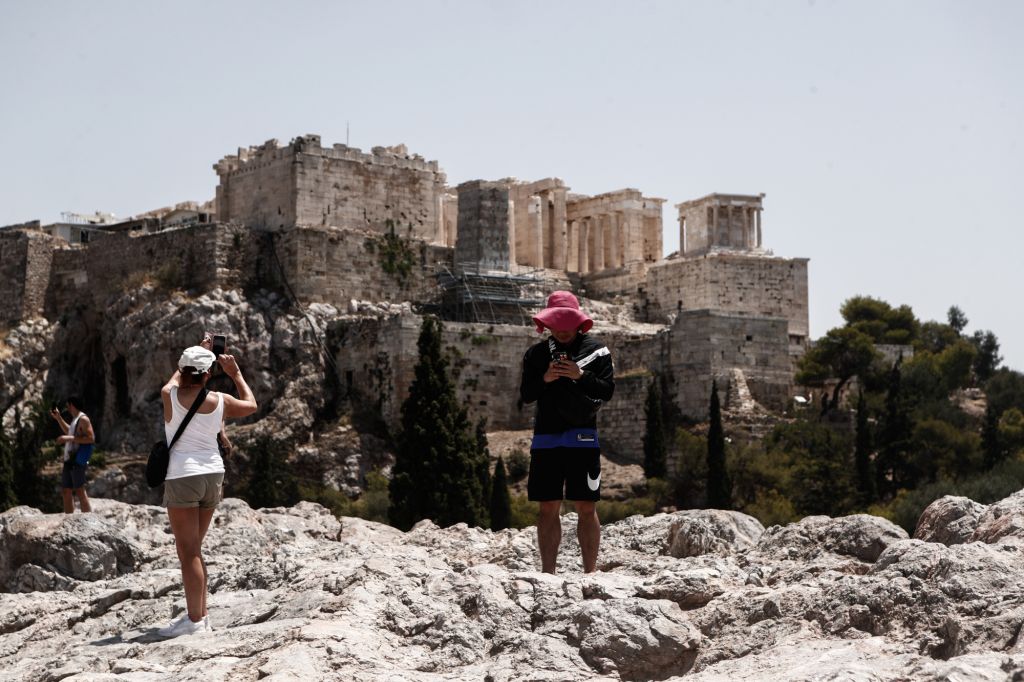 Ο καύσωνας… λιώνει τον Παρθενώνα – Η σουρεαλιστική φωτογραφία του έγινε viral