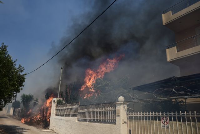 Καίγονται σπίτια στην Ανάβυσσο