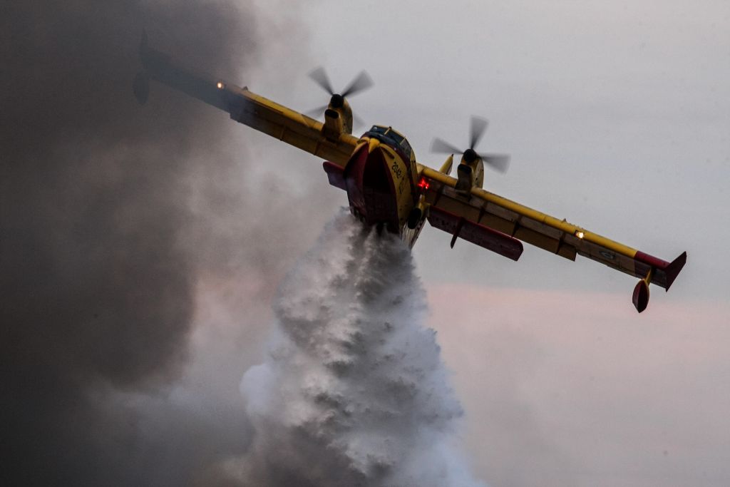 Tα Canadair που σκίζουν τους αιθέρες, σβήνουν φωτιές και σώζουν ζωές