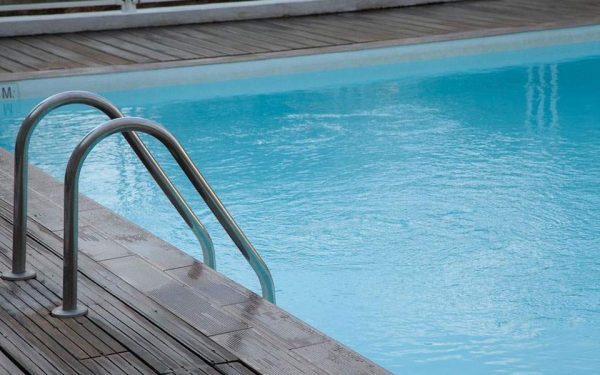 Αγοράκι βρέθηκε χωρίς τις αισθήσεις του σε πισίνα ξενοδοχείου – Δεν υπήρχε ναυαγοσώστης