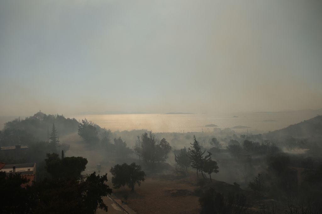 Εξασθενούν σταδιακά οι άνεμοι στα τρία πύρινα μέτωπα