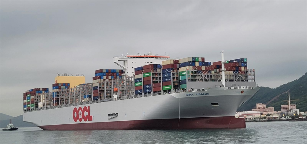 «OOCL Piraeus»: Στον Πειραιά ένα από τα μεγαλύτερα containerships παγκοσμίως