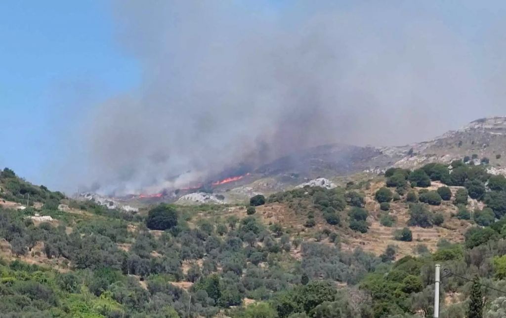 Φωτιά στη Νάξο: Οριοθετήθηκε η πυρκαγιά