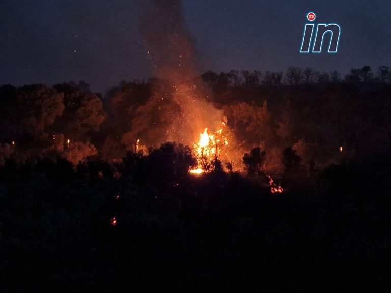 Live οι εξελίξεις: Εφτασε στη Μάνδρα η φωτιά από τα Δερβενοχώρια, καίγονται σπίτια – Η εικόνα στα πύρινα μέτωπα