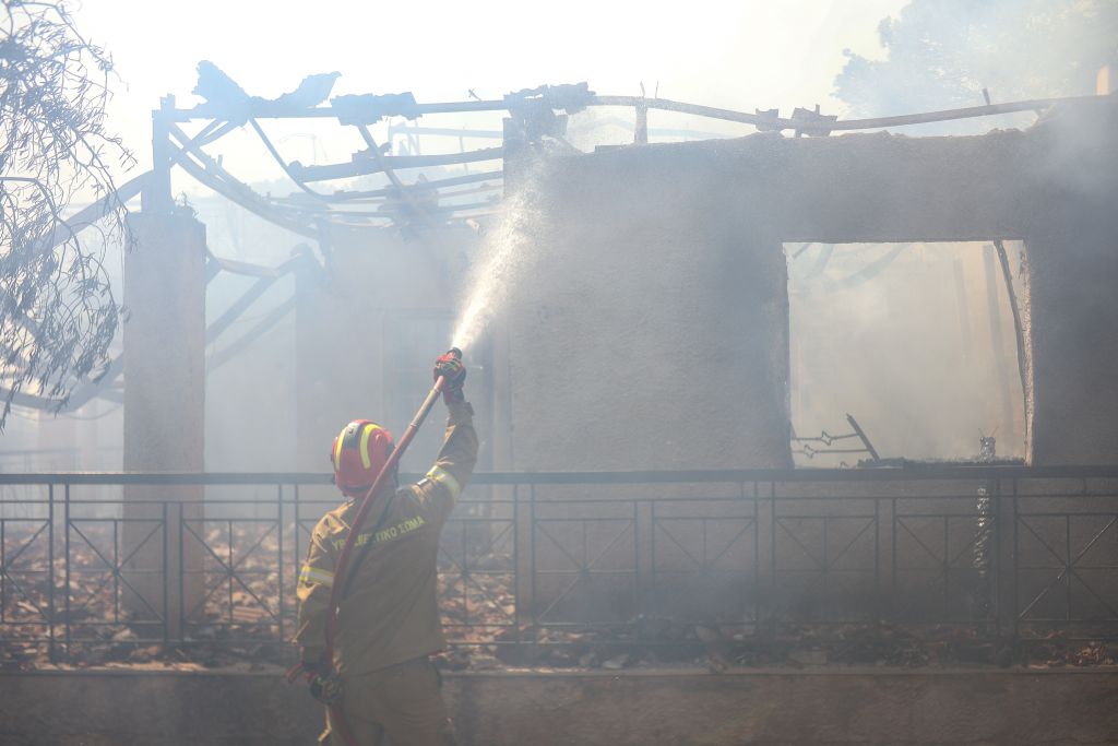 Φωτιά στον Κουβαρά: Χώροι φιλοξενίας για όσους εγκατέλειψαν τα σπίτια τους