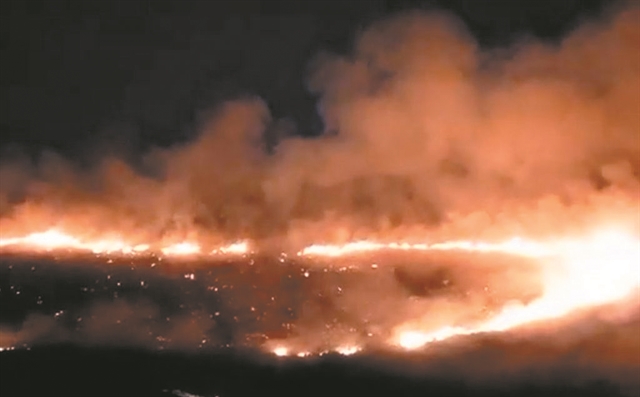 Μεγάλη φωτιά στο Αλιβέρι πλησίασε στην ΑΓΕΤ Ηρακλής