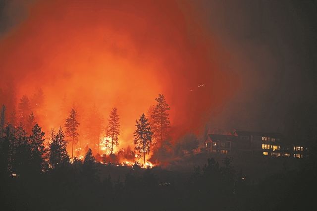 Εκτός ελέγχου οι πυρκαγιές σε Καναδά και Τενερίφη