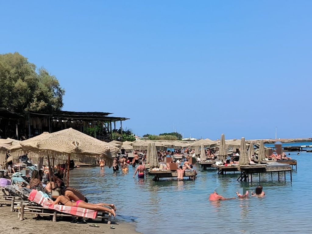 Φάμελλος: Ιδού η Ρόδος, κ. Μητσοτάκη – Ελάτε να δείτε ξαπλώστρες και τραπέζια μέσα στη θάλασσα