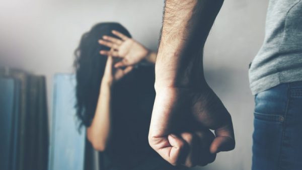 Ενδοοικογενειακή βία στο Αγρίνιο: Εδειρε άσχημα τη σύζυγό του μπροστά στα μάτια του παιδιού τους