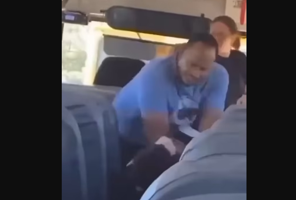 Σοκ με βίντεο που δείχνει συνοδό σχολικού λεωφορείου να χτυπά βάναυσα μαθητή