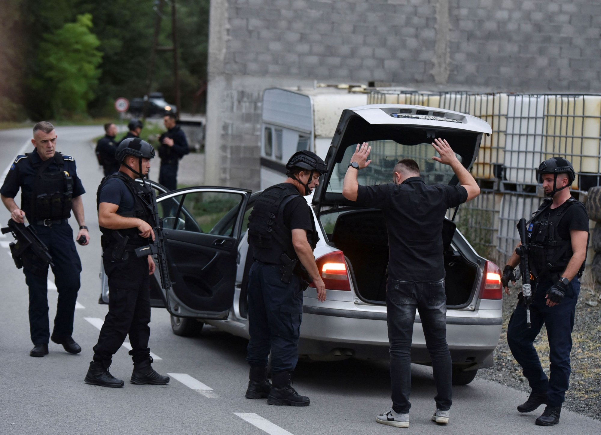 Ένοπλοι ταμπουρώθηκαν σε μοναστήρι – Τέσσερις νεκροί