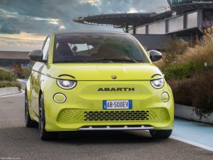 Abarth 500e: Το νέο ηλεκτρικό μοντέλο που κάνει πράξη τη φιλοσοφία ζωής του ιδρυτή  Carlo Abarth