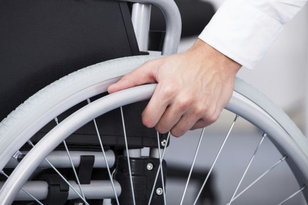 Φθιώτιδα: ΑμεΑ έπεσε με το αναπηρικό του αμαξίδιο σε λιμάνι – Ανασύρθηκε χωρίς τις αισθήσεις του