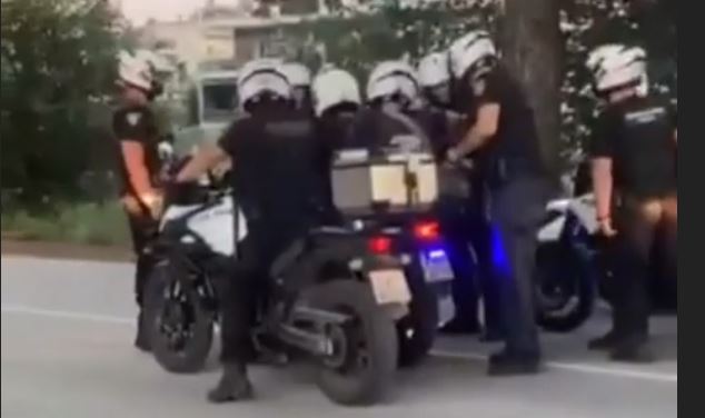 Ερευνα για το βίντεο με τους αστυνομικούς στη Λάρισα