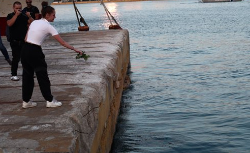 Συγκέντρωση διαμαρτυρίας για τον Αντώνη – Πέταξαν λουλούδια εκεί που σκοτώθηκε