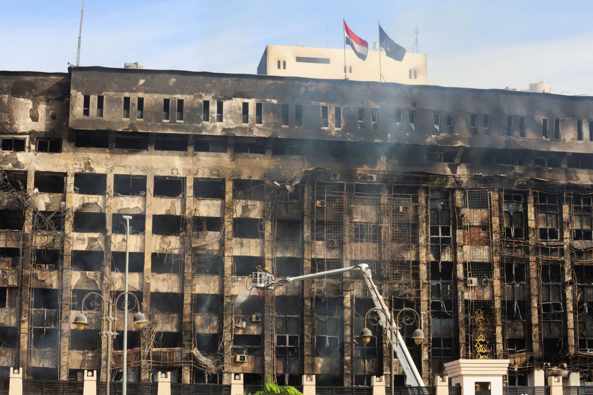 Τουλάχιστον 38 τραυματίες από τη μεγάλη φωτιά στο αρχηγείο της αστυνομίας στην Ισμαηλία