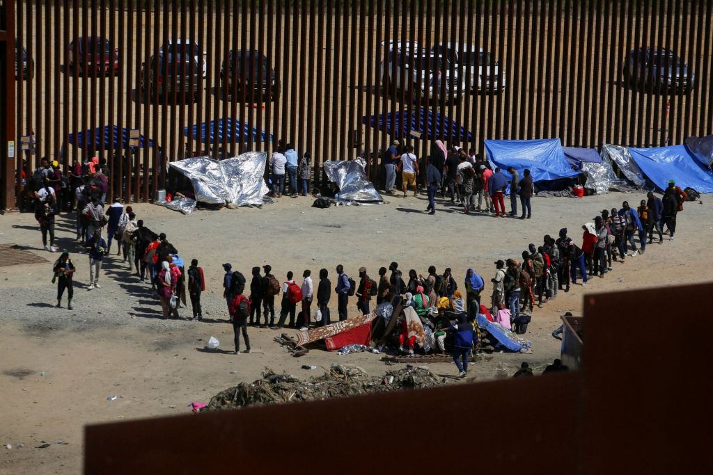 Στα χνάρια του Τραμπ, ο Μπάιντεν θα επεκτείνει το τείχος στα σύνορα με το Μεξικό