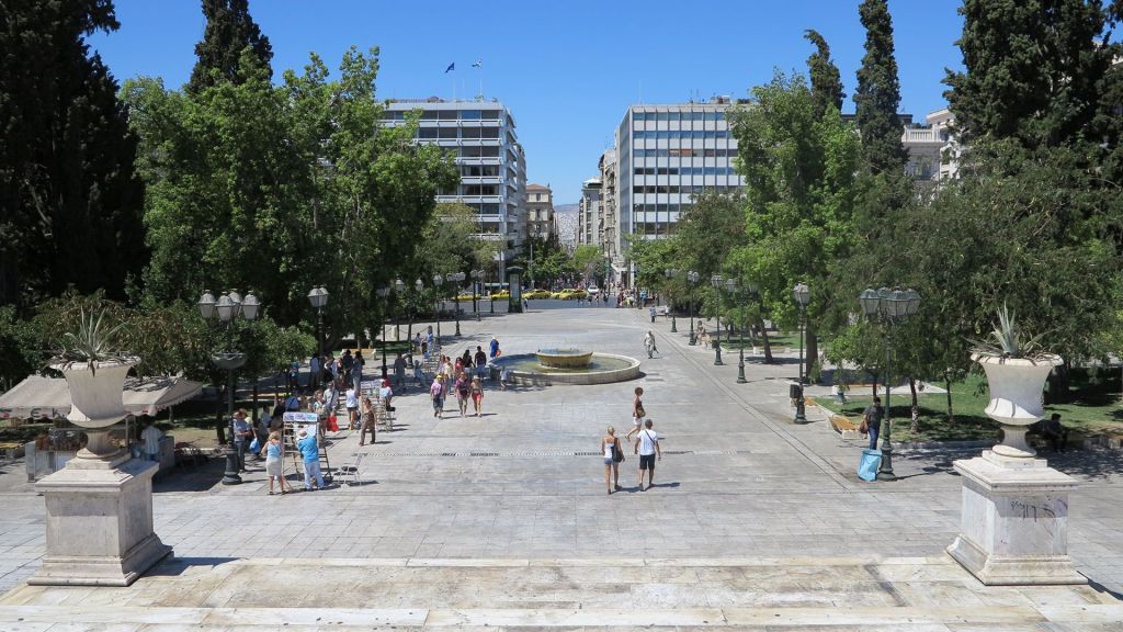 Απίστευτο κι όμως ελληνικό: Oδηγός πάρκαρε το αυτοκίνητό του… πάνω στην πλατεία Συντάγματος