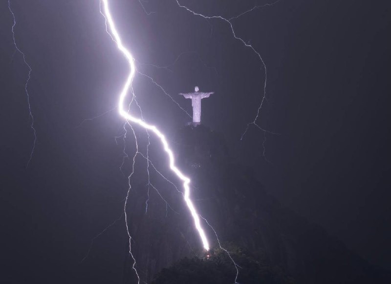 Συγκλονιστικές εικόνες: Οι κεραυνοί «αγκαλιάζουν» το άγαλμα του Χριστού στο Ρίο της Βραζιλίας
