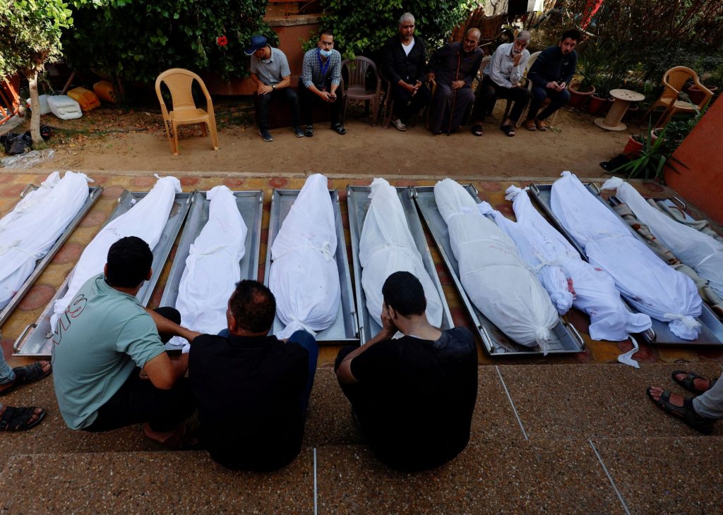 Τυλίγοντας με σάβανο τους νεκρούς στη Γάζα – «Δεν έχω ξαναζήσει κάτι τέτοιο»